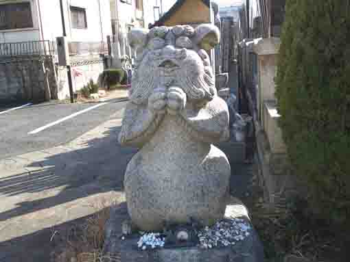 a stone statue of a lion in Zentokuji